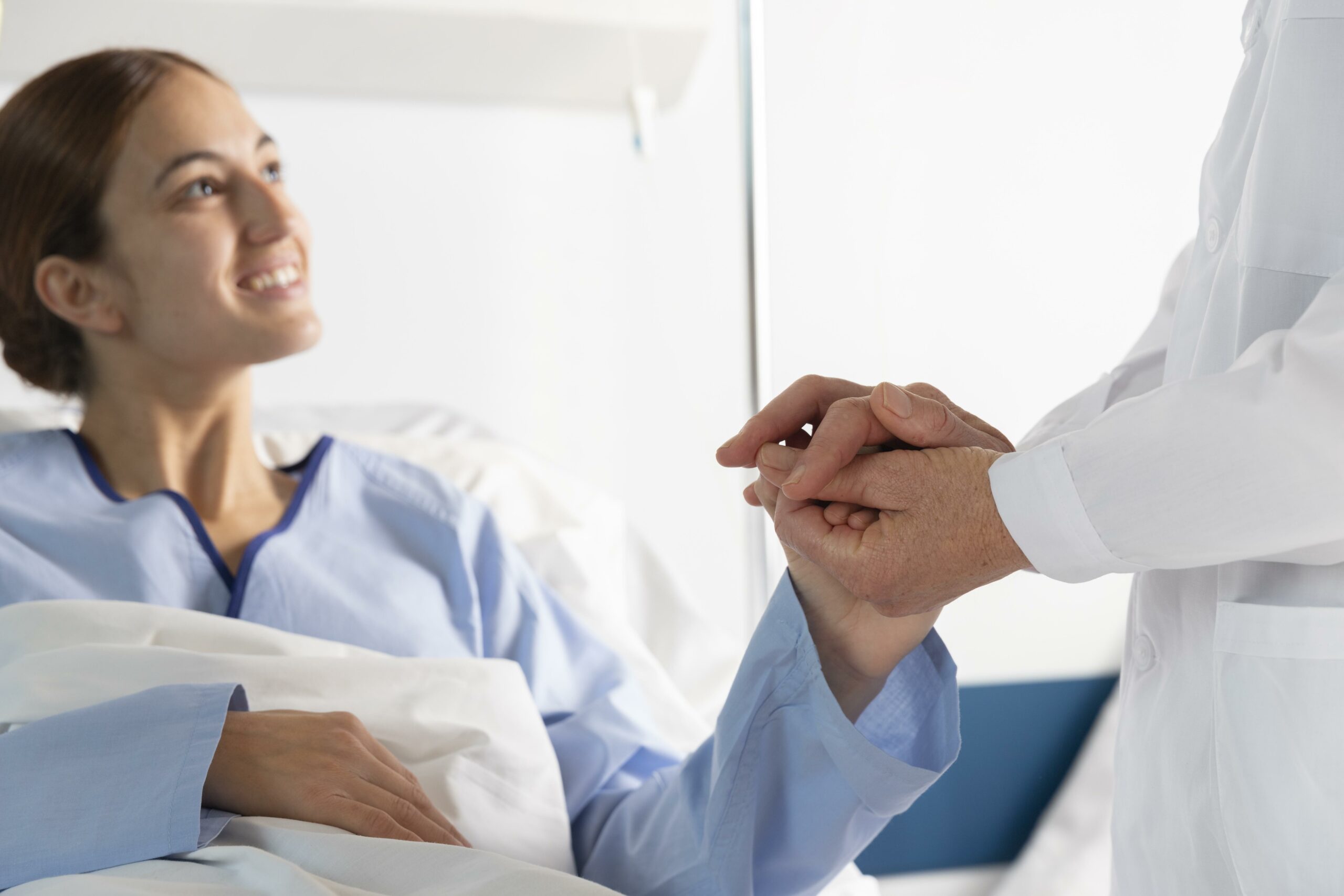 Fisioterapeuta mostrando empatía mientras trabaja con un paciente en el hospital. Fisioterapeuta mostrando empatía mientras trabaja con un paciente en el hospital.